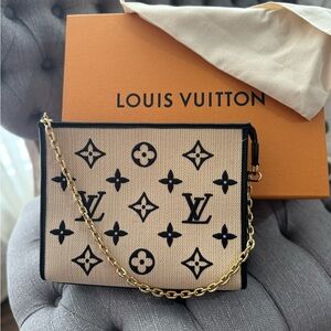 Louis Vuitton Toilet with chain